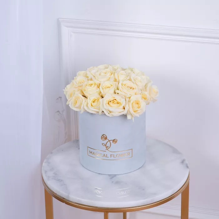 Букет из 35 белых роз premium в серой бархатной шляпной коробке