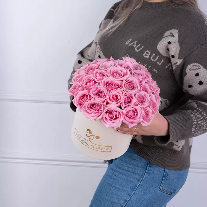 Букет из 35 розовых роз premium в кремовой шляпной коробке Букет из 35 розовых роз premium в кремовой шляпной коробке