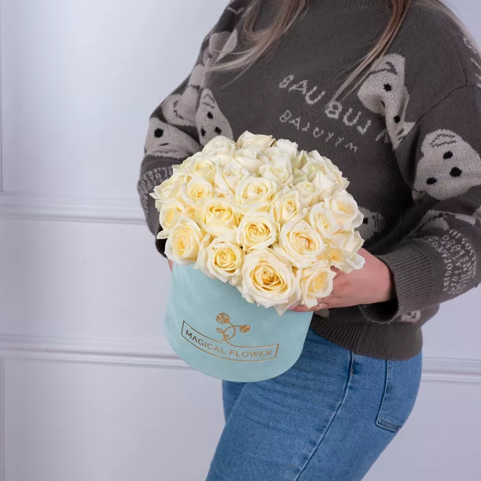 Букет из 35 белых роз premium в зеленой бархатной шляпной коробке