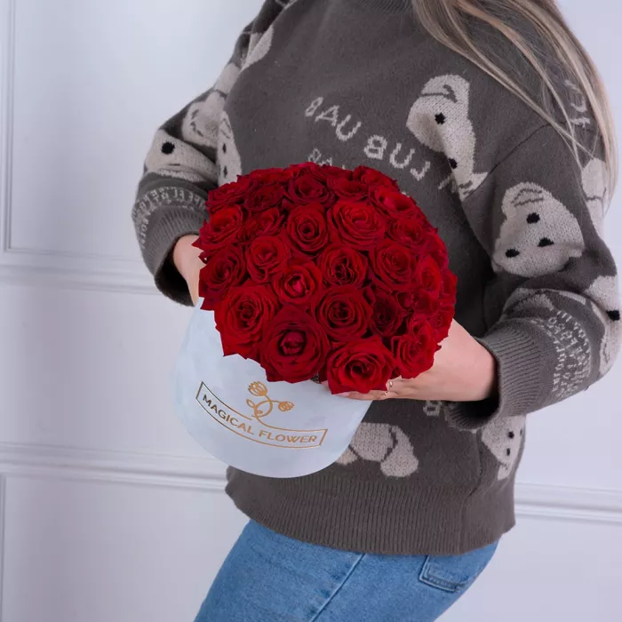 Букет из 35 красных роз premium в серой бархатной шляпной коробке