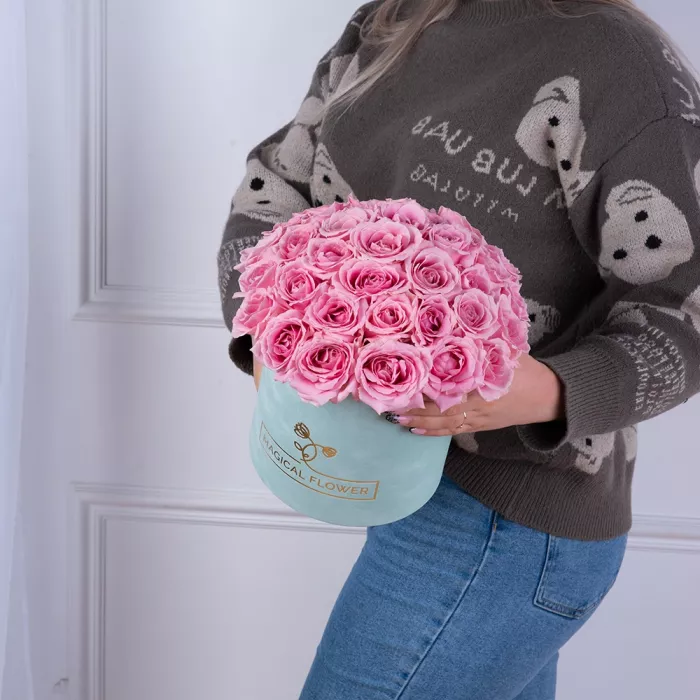 Букет из 35 розовых роз premium в зеленой бархатной шляпной коробке