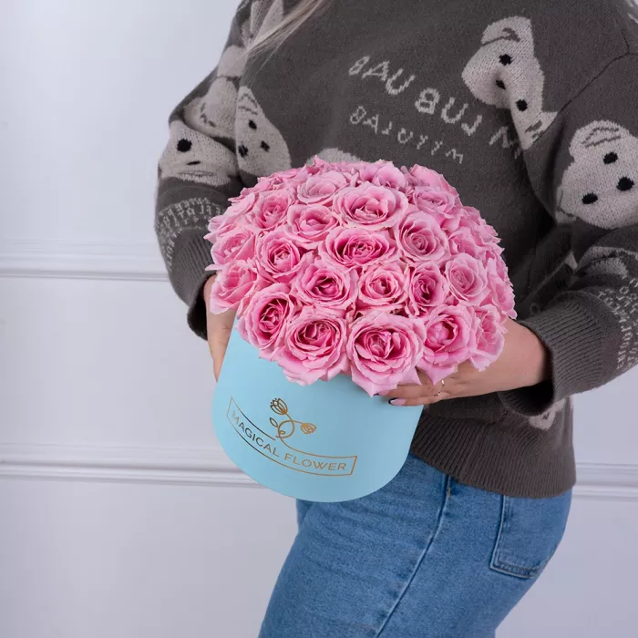 Букет из 35 розовых роз premium в голубой шляпной коробке