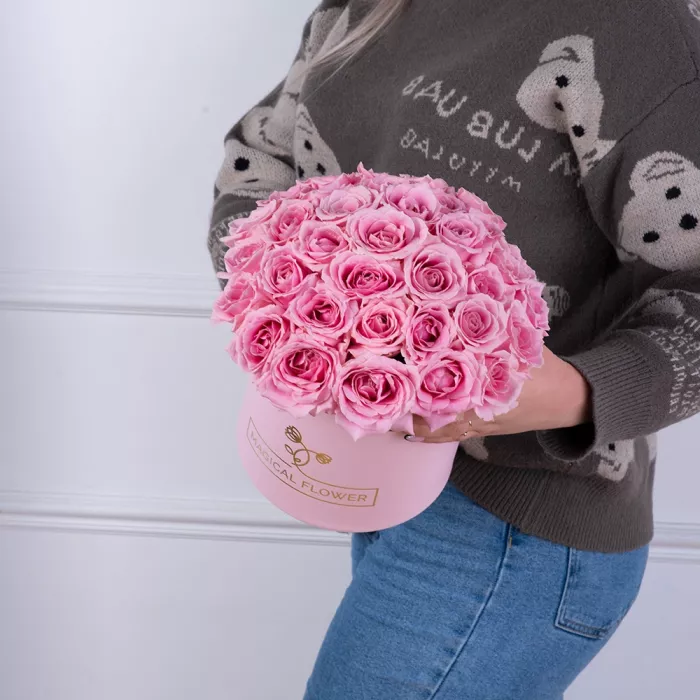 Букет из 35 розовых роз premium в розовой шляпной коробке