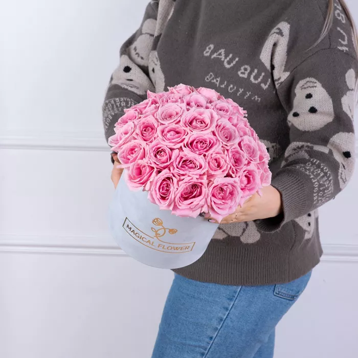 Букет из 35 розовых роз premium в серой бархатной шляпной коробке