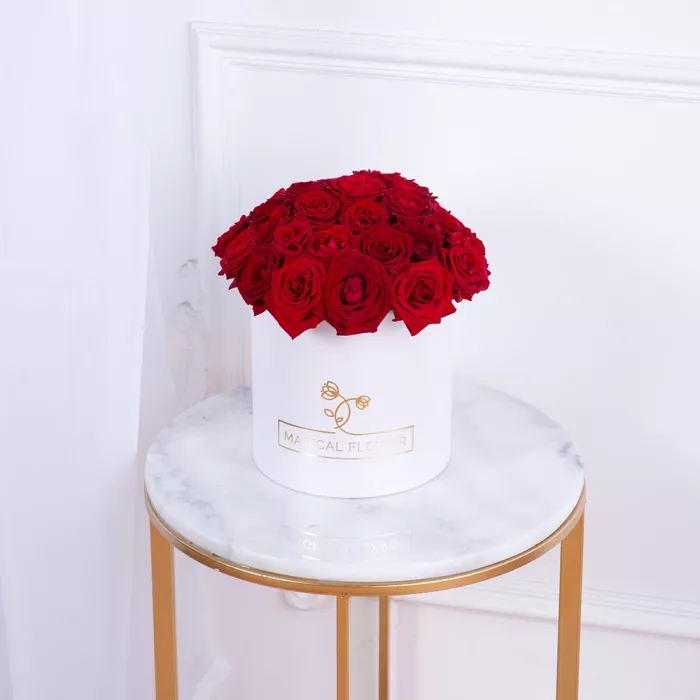 Букет из 35 красных роз premium в белой шляпной коробке