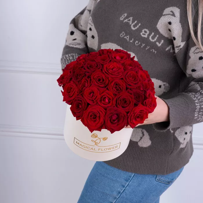 Букет из 35 красных роз premium в кремовой шляпной коробке
