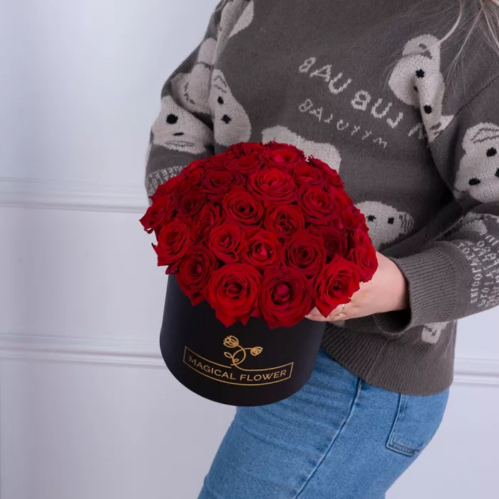 Букет из 35 красных роз premium в черной шляпной коробке