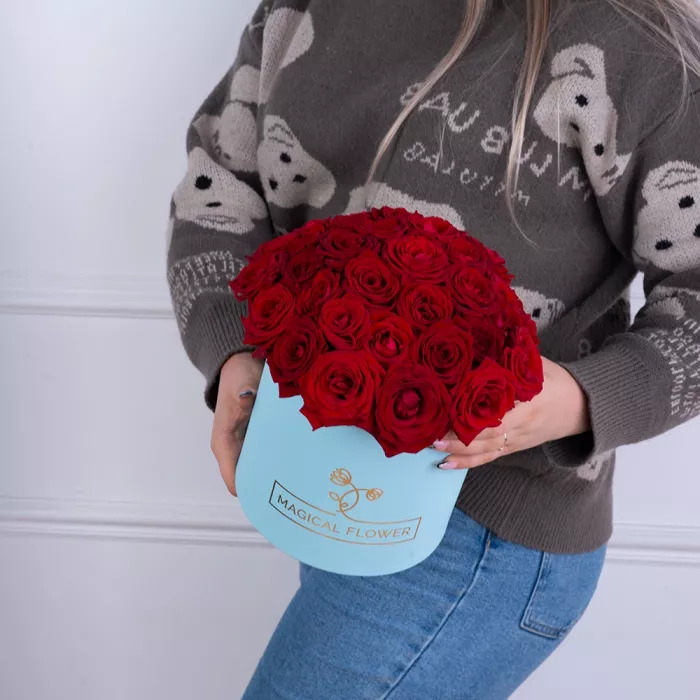 Букет из 35 красных роз premium в голубой шляпной коробке
