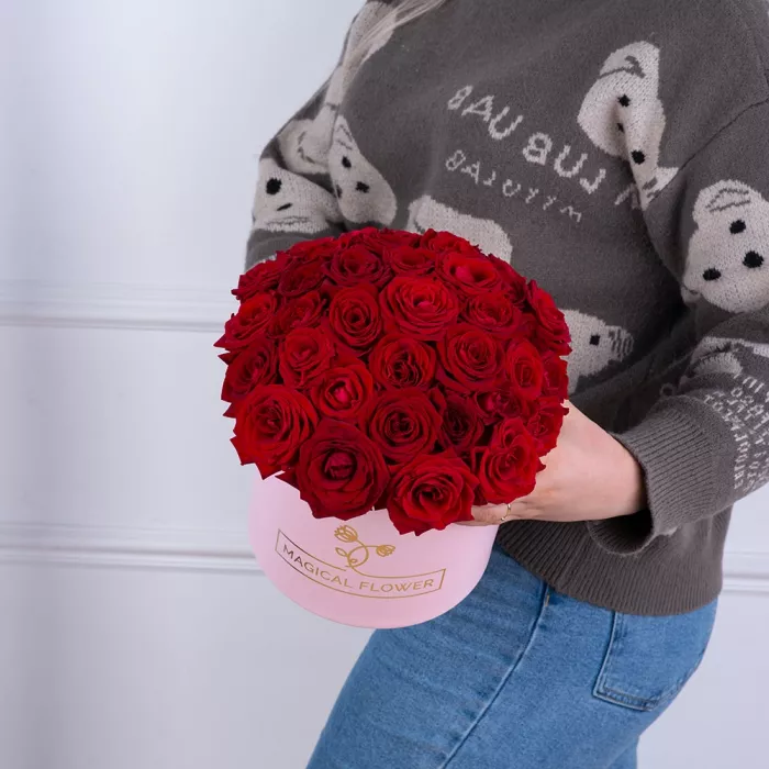 Букет из 35 красных роз premium в розовой шляпной коробке