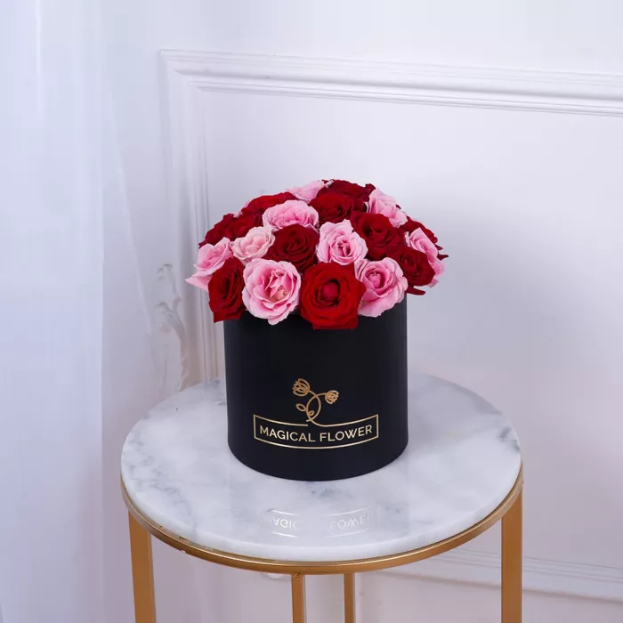Букет из 35 разноцветных роз premium в черной шляпной коробке