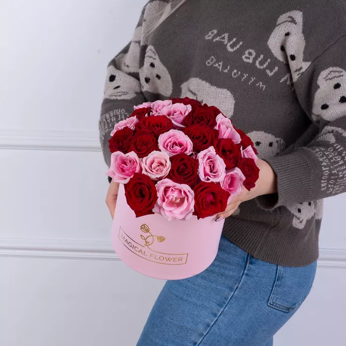 Букет из 35 разноцветных роз premium в розовой шляпной коробке