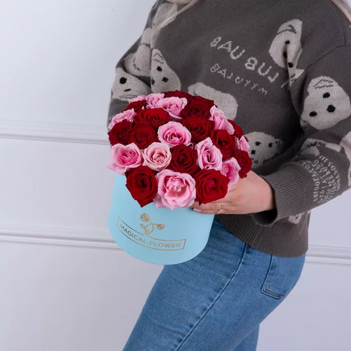 Букет из 35 разноцветных роз premium в голубой шляпной коробке