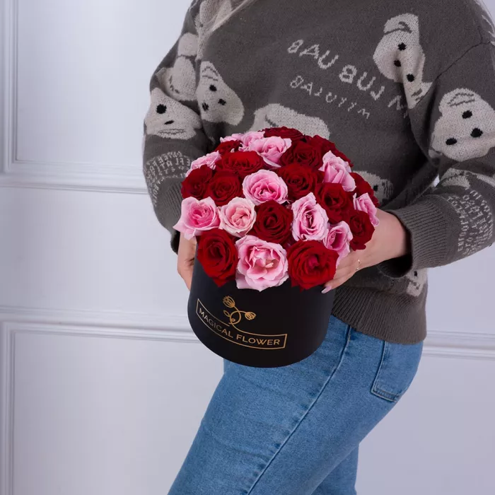 Букет из 35 разноцветных роз premium в черной шляпной коробке