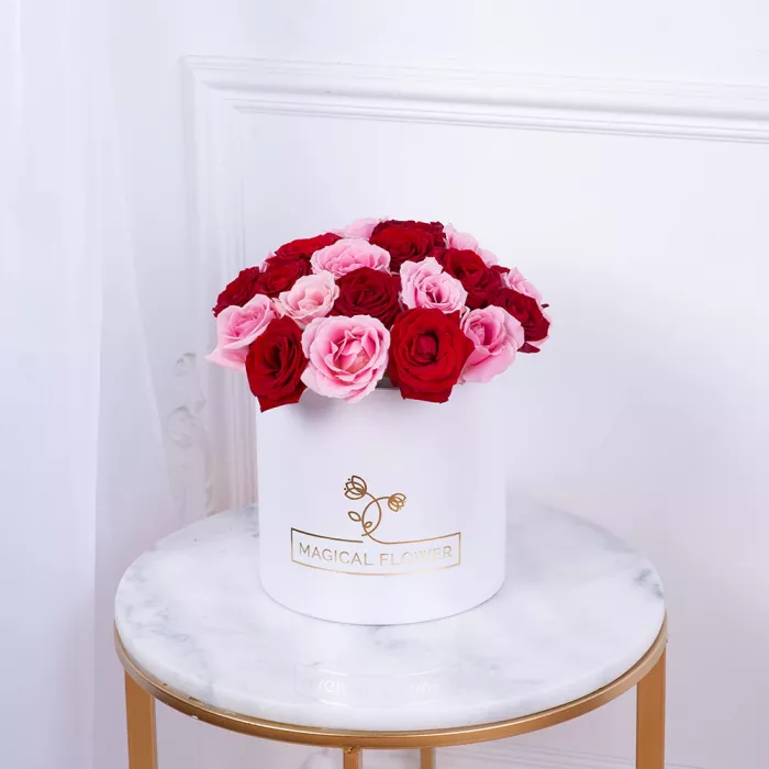 Букет из 35 разноцветных роз premium в белой шляпной коробке