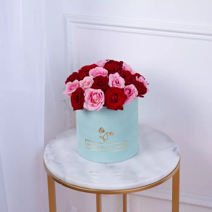 Букет из 35 разноцветных роз premium в зеленой бархатной шляпной коробке Букет из 35 разноцветных роз premium в зеленой бархатной шляпной коробке