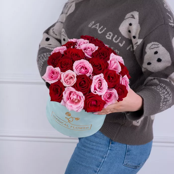 Букет из 35 разноцветных роз premium в зеленой бархатной шляпной коробке Букет из 35 разноцветных роз premium в зеленой бархатной шляпной коробке