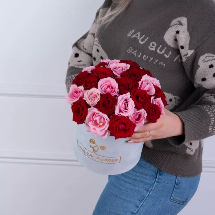 Букет из 35 разноцветных роз premium в серой бархатной шляпной коробке