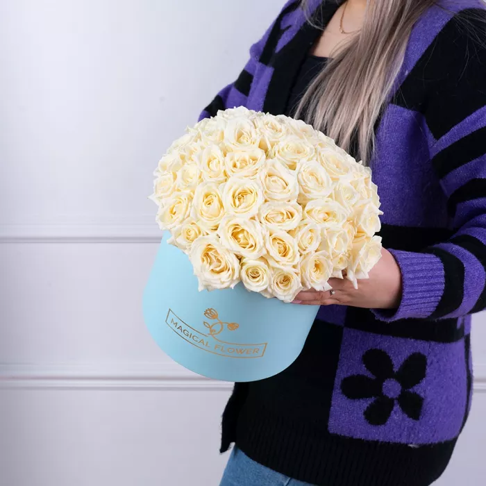 Букет из 51 белой розы premium в голубой шляпной коробке