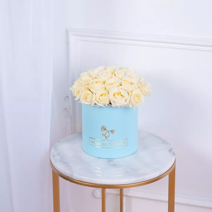 Букет из 35 белых роз premium в голубой шляпной коробке