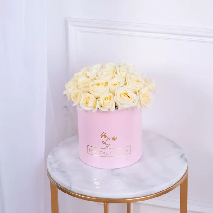 Букет из 35 белых роз premium в розовой шляпной коробке