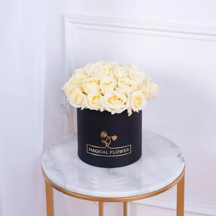 Букет из 35 белых роз premium в черной шляпной коробке
