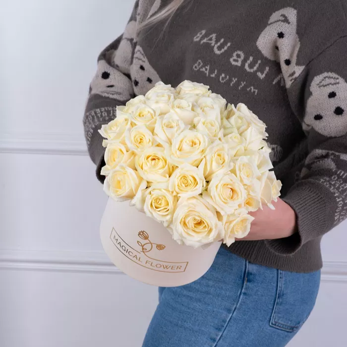 Букет из 35 белых роз premium в кремовой шляпной коробке