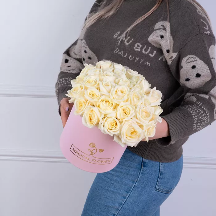 Букет из 35 белых роз premium в розовой шляпной коробке