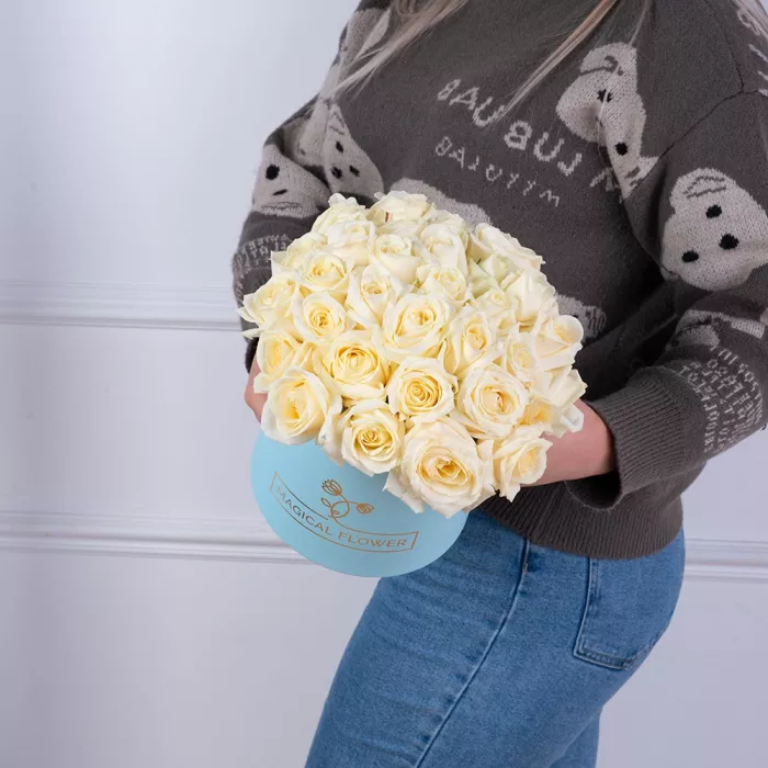 Букет из 35 белых роз premium в голубой шляпной коробке