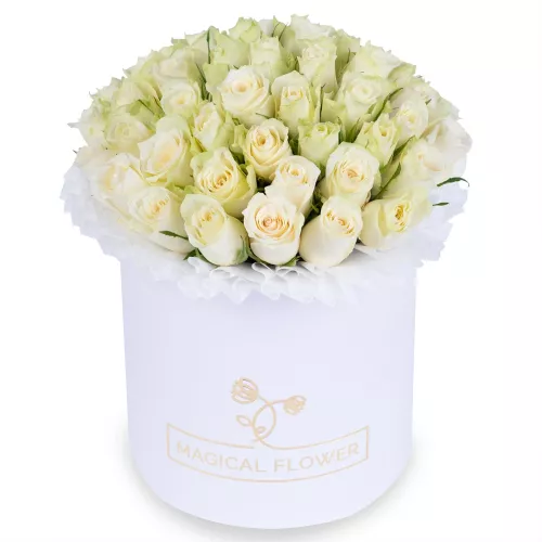 Букет из 35 белых роз в белой шляпной коробке