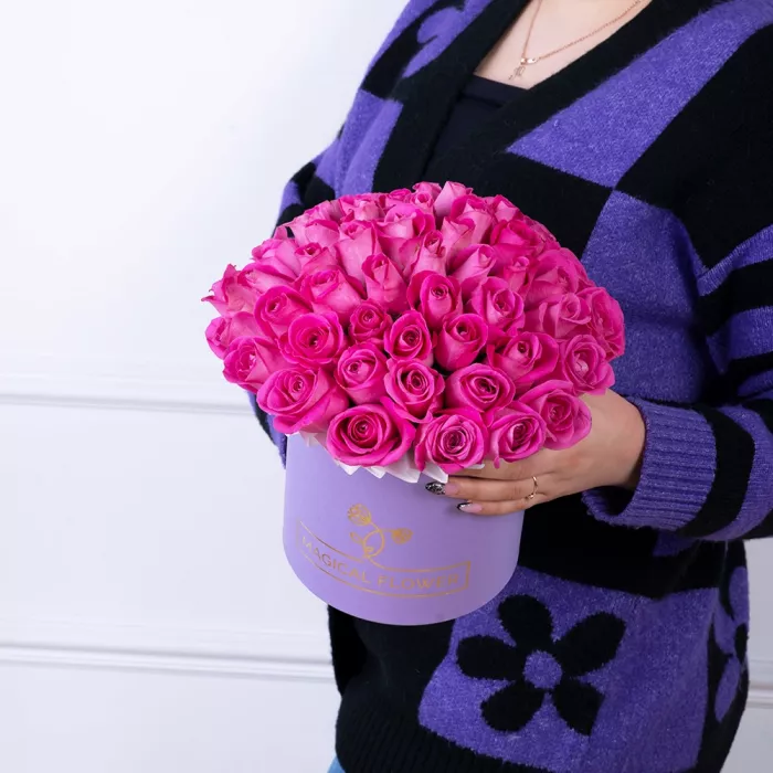 Букет из 35 розовых роз в фиолетовой шляпной коробке
