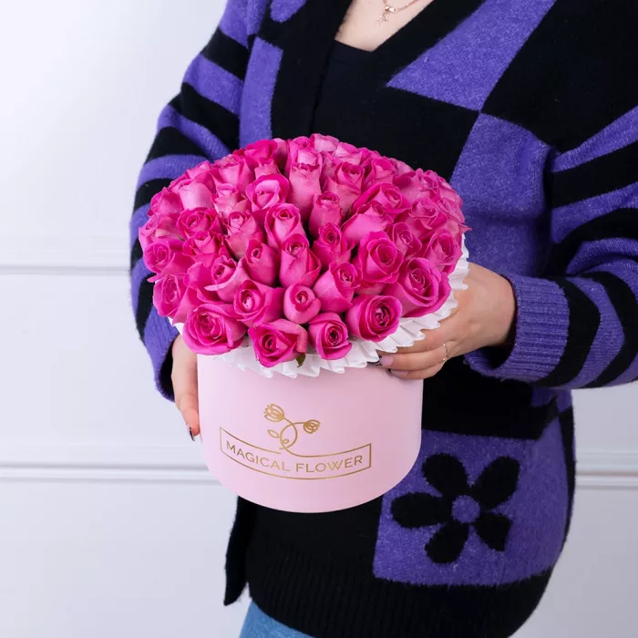 Букет из 35 розовых роз в розовой шляпной коробке