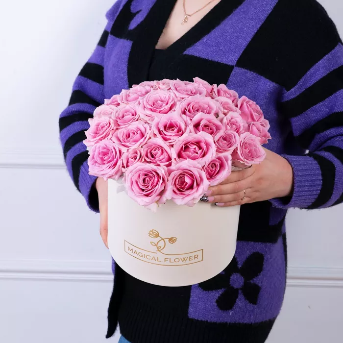 Букет из 35 розовых роз в кремовой шляпной коробке