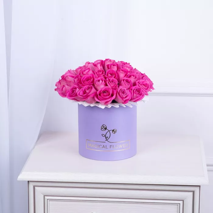 Букет из 35 розовых роз в фиолетовой шляпной коробке
