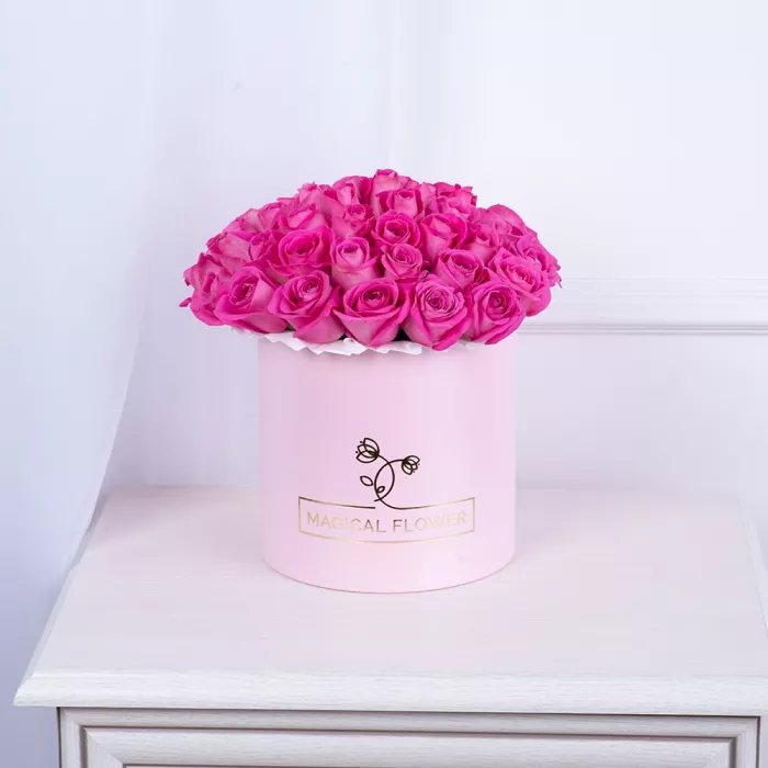 Букет из 35 розовых роз в розовой шляпной коробке