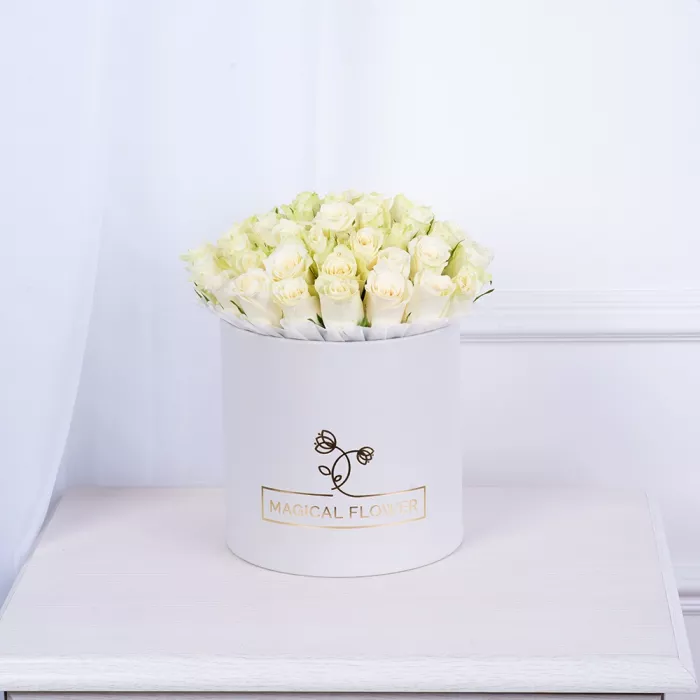 Букет из 35 белых роз в белой шляпной коробке