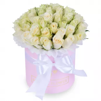 Букет из 35 белых роз в розовой шляпной коробке