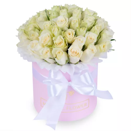 Букет из 35 белых роз в розовой шляпной коробке