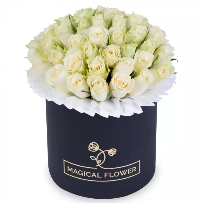 Букет из 35 белых роз в черной шляпной коробке