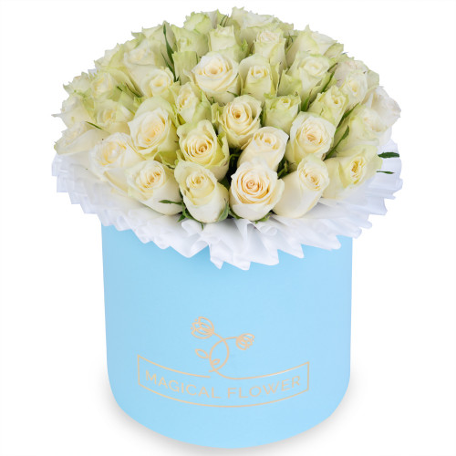 Букет из 35 белых роз в голубой шляпной коробке