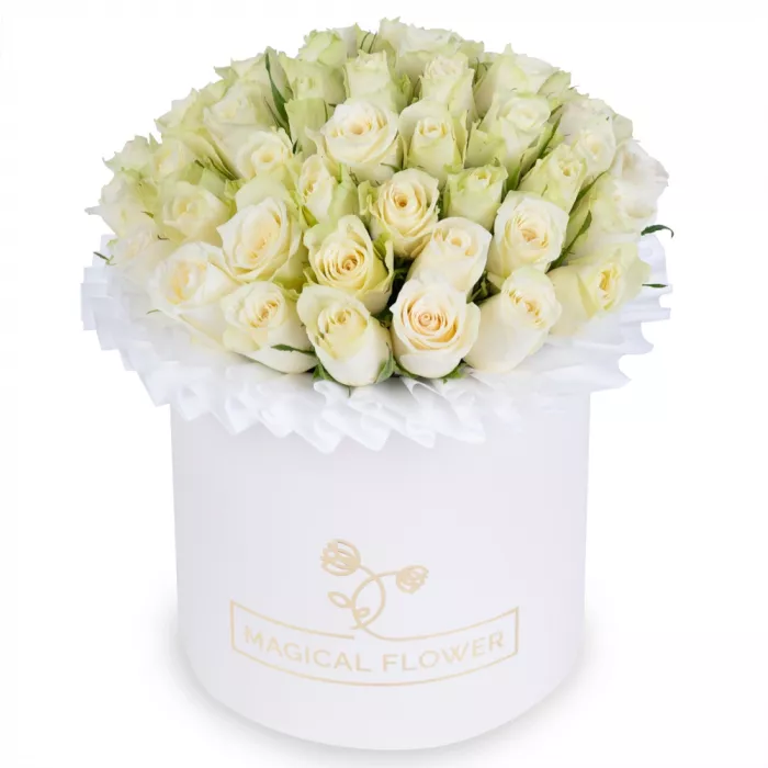 Букет из 35 белых роз в кремовой шляпной коробке