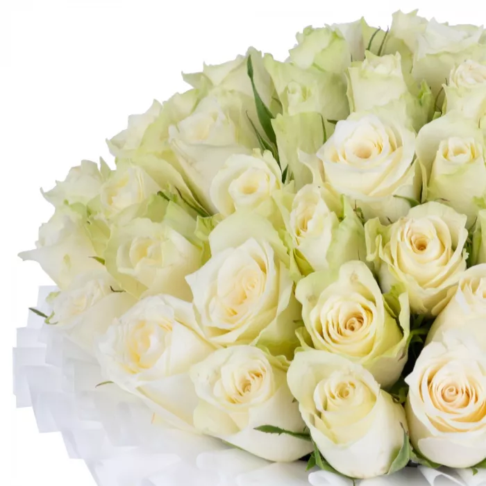 Букет из 35 белых роз в кремовой шляпной коробке