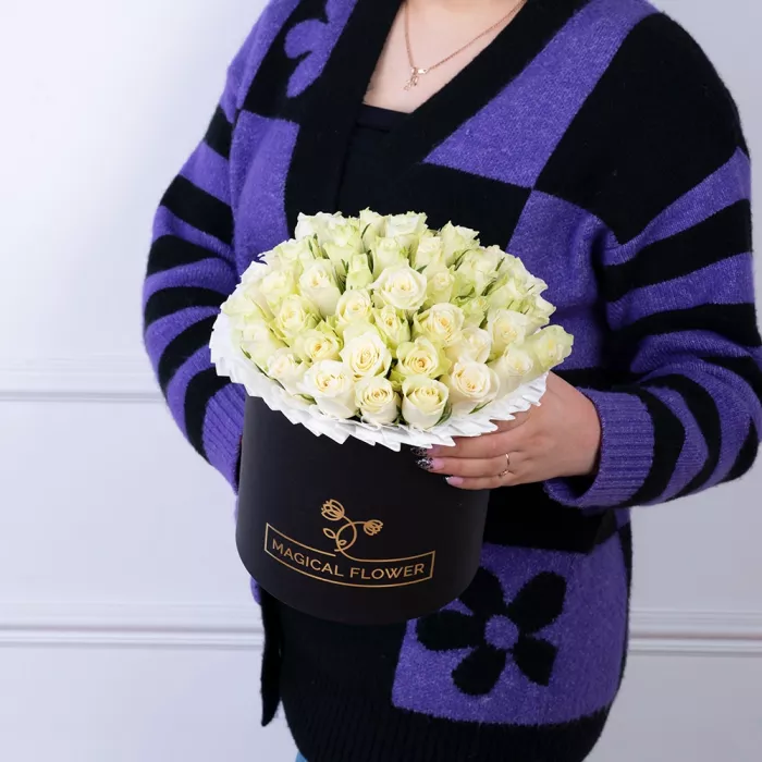 Букет из 35 белых роз в черной шляпной коробке