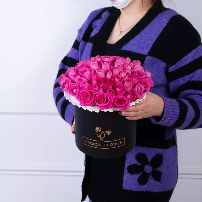Букет из 35 розовых роз в черной шляпной коробке