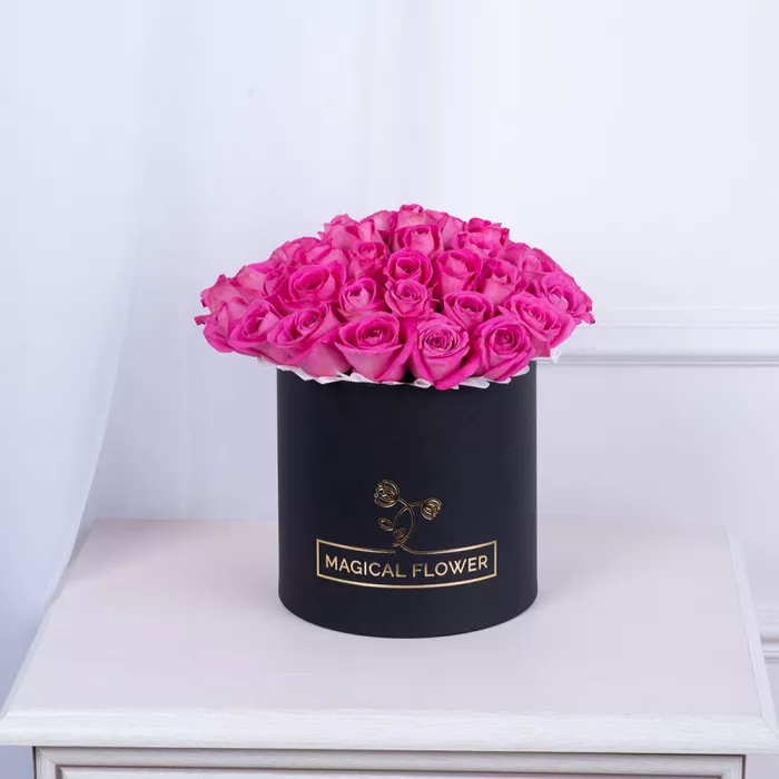Букет из 35 розовых роз в черной шляпной коробке