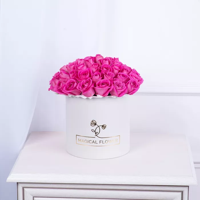 Букет из 35 розовых роз в белой шляпной коробке