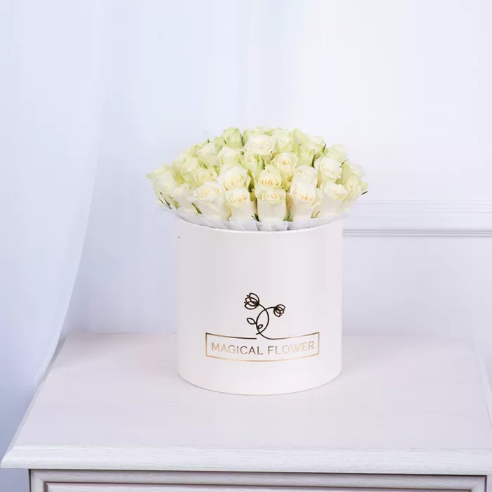 Букет из 35 белых роз в кремовой шляпной коробке