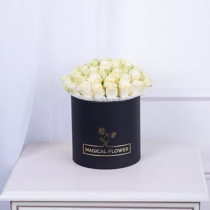 Букет из 35 белых роз в черной шляпной коробке