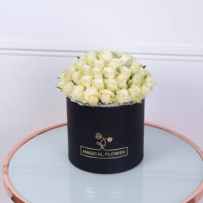 Букет из 75 белых роз в черной шляпной коробке