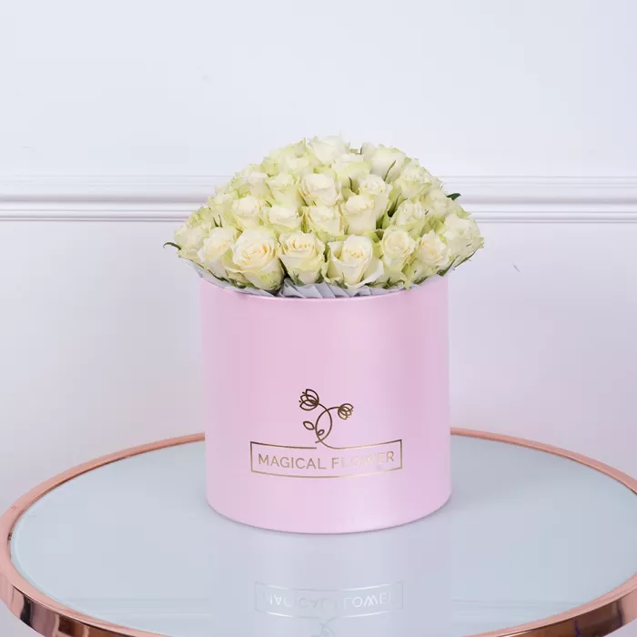 Букет из 75 белых роз в розовой шляпной коробке