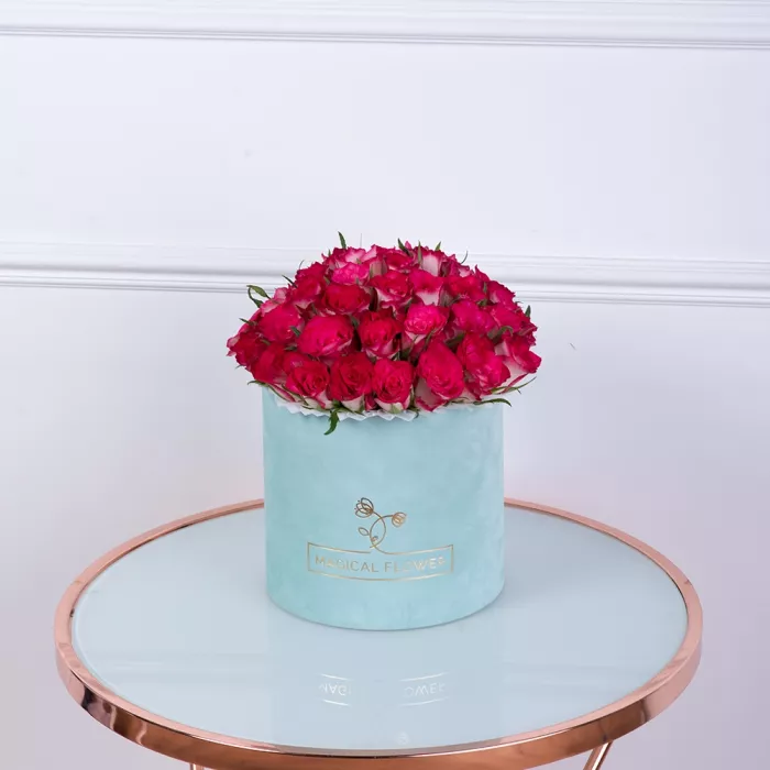 Букет из 51 бело-малиновой розы в зеленой бархатной шляпной коробке